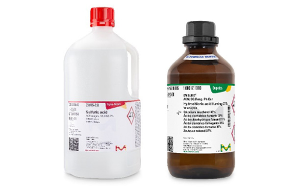 Acid Products 노란색 배경에 두 개의 화학약품 병이 있습니다. 왼쪽에는 빨간색 뚜껑이 달린 큰 흰색 병과 '황산, 95-98%'라고 표시된 라벨에 위험 기호가 있습니다. 오른쪽에는 검은색 뚜껑과 '염산, 37%'라고 표시된 라벨이 있는 더 작은 호박색 병이 있으며 역시 위험 기호가 표시되어 있습니다.