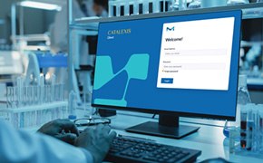 Catalexis Catalyst Screening Platform 컴퓨터 화면의 클로즈업으로, "Catalent" 로그인 인터페이스가 표시되어 있으며 사용자 이름과 비밀번호 입력란이 있습니다. 키보드 위에는 사람의 손이 보이고, 배경에는 실험실 장비가 있습니다.
